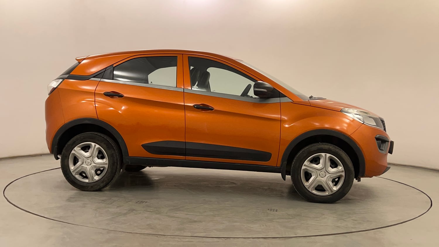 Used 2018 Tata Nexon XE Petrol Manual exterior RIGHT SIDE VIEW