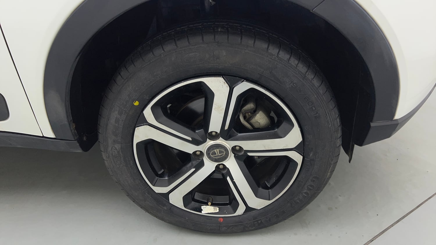 Used 2023 Tata Nexon XZA Plus (L) Petrol Automatic tyres RIGHT FRONT TYRE RIM VIEW