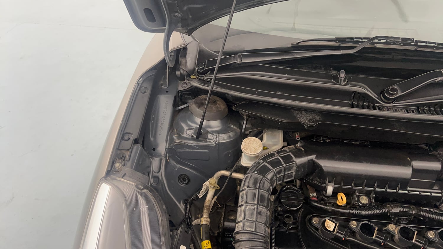 Used 2019 Maruti Suzuki Baleno Delta Petrol Manual engine ENGINE RIGHT SIDE HINGE & APRON VIEW