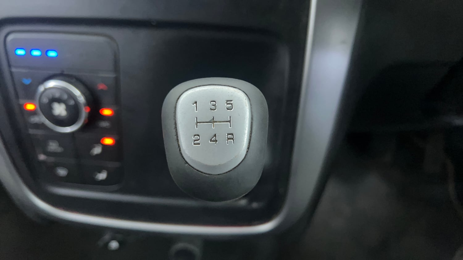 Used 2018 Mahindra KUV100 NXT K8 6 STR Petrol Manual interior GEAR  KNOB VIEW