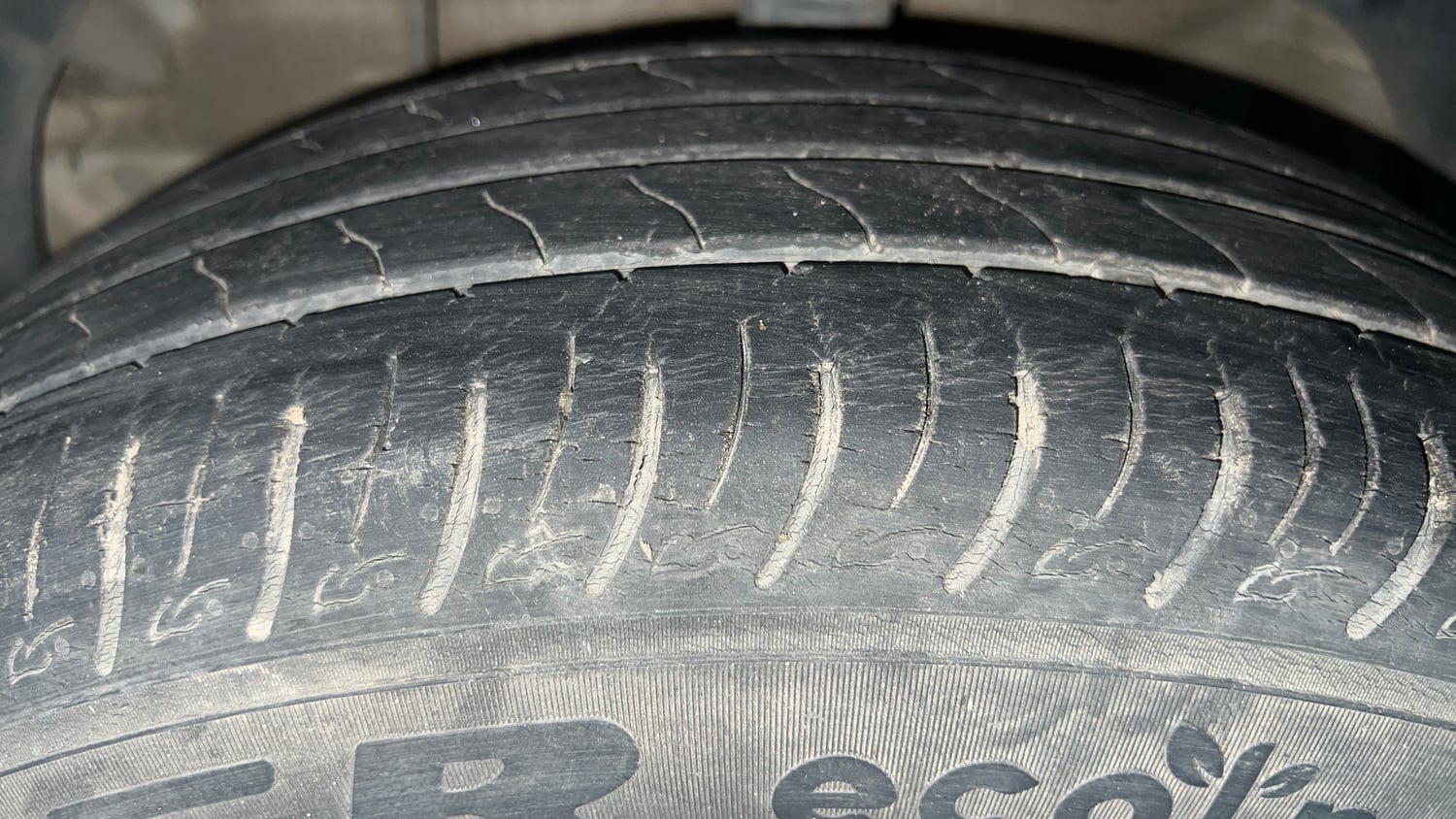 Used 2022 Mahindra XUV 300 W8 1.2 Petrol Petrol Manual tyres LEFT FRONT TYRE TREAD VIEW