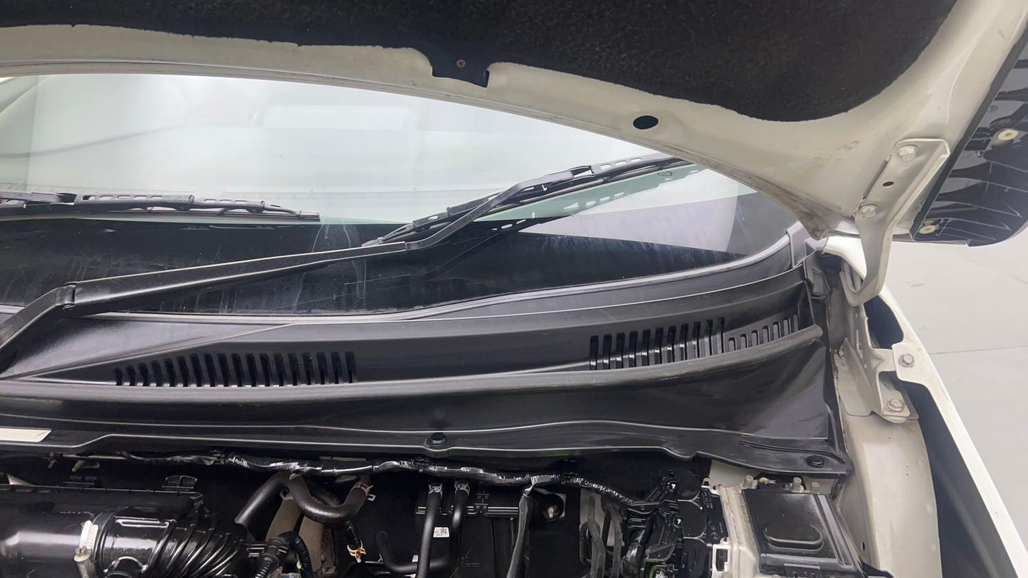 Used 2022 Maruti Suzuki Ignis Sigma 1.2 MT Petrol Manual engine ENGINE LEFT SIDE HINGE & APRON VIEW