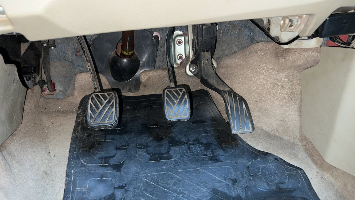 Used 2014 Maruti Suzuki Swift Dzire LXI Petrol Manual interior PEDALS VIEW