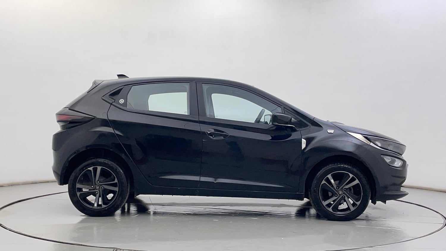 Used 2024 Tata Altroz XZ Plus (S) Dark Edition Petrol Manual exterior RIGHT SIDE VIEW