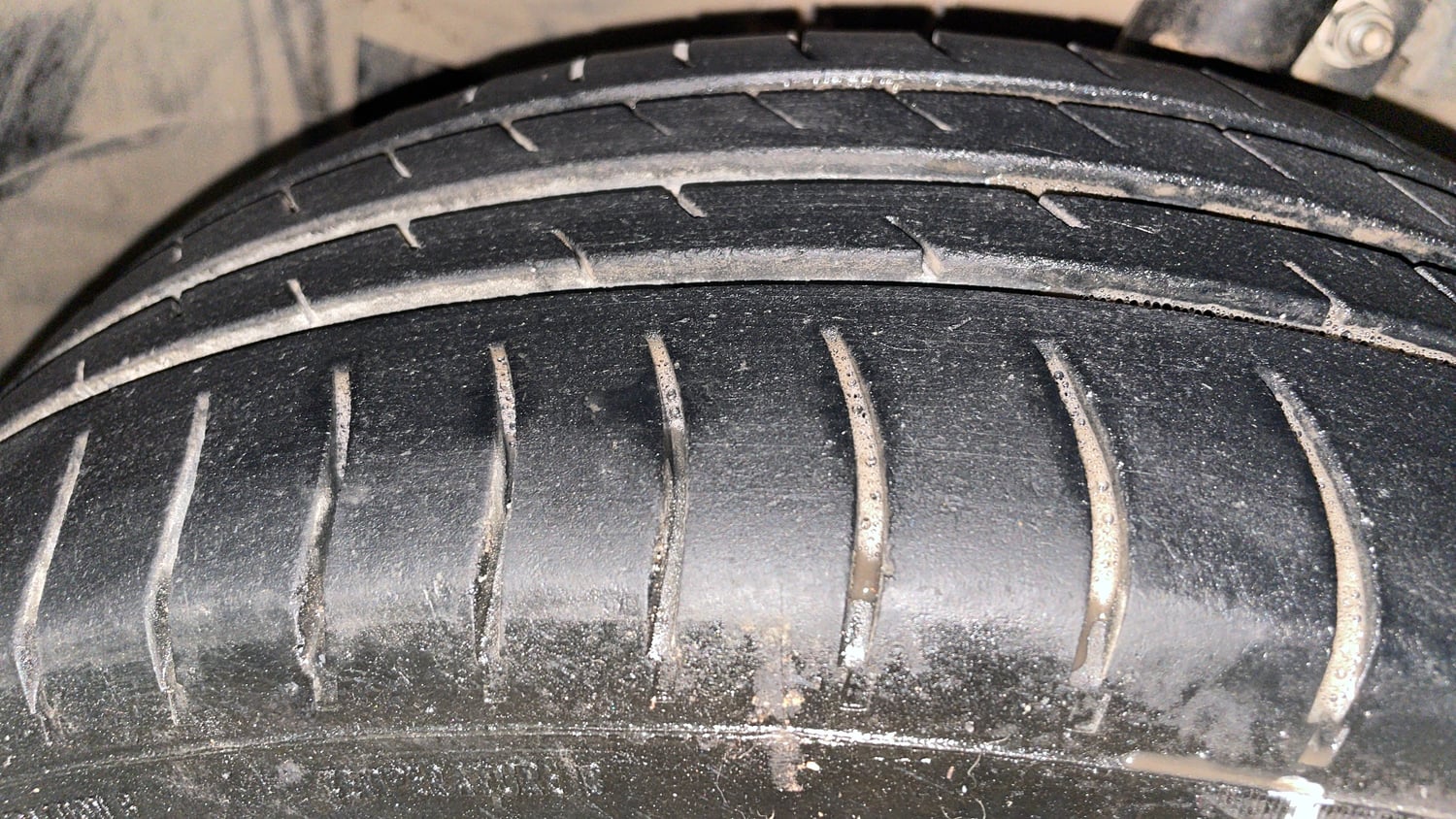 Used 2016 Ford Figo Aspire Titanium1.5 TDCi Diesel Manual tyres LEFT FRONT TYRE TREAD VIEW