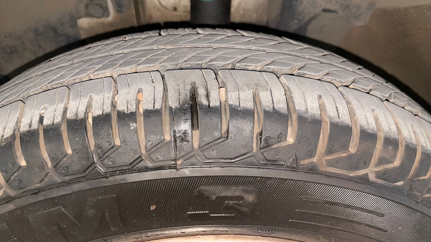 Used 2016 Renault Kwid RXT Petrol Manual tyres LEFT FRONT TYRE TREAD VIEW