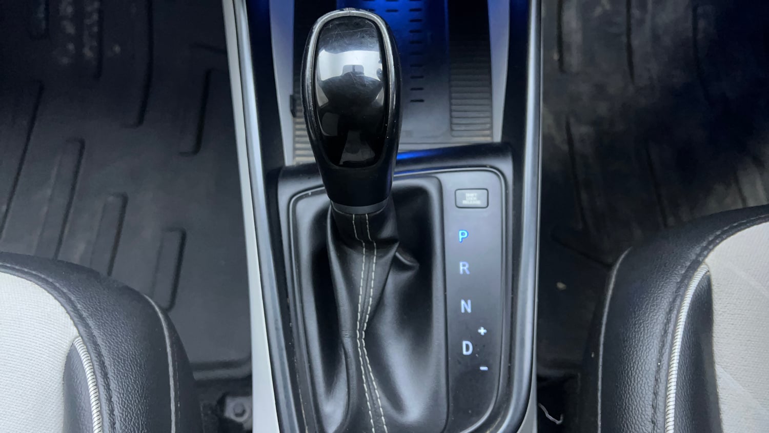 Used 2023 Hyundai New i20 Asta (O) 1.2 IVT Petrol Automatic interior GEAR  KNOB VIEW