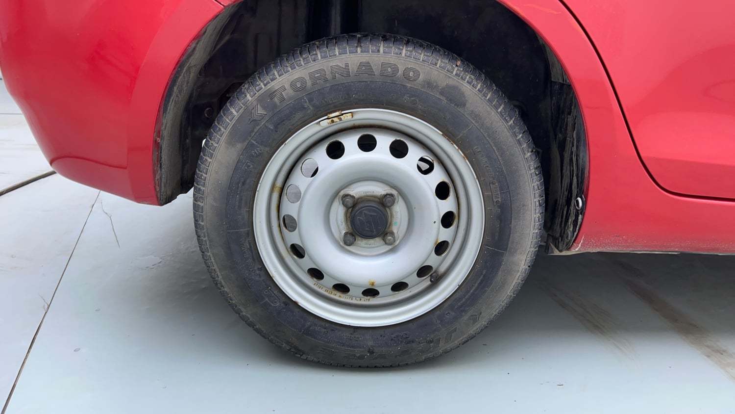 Used 2014 Maruti Suzuki Swift Dzire LXI Petrol Manual tyres RIGHT REAR TYRE RIM VIEW