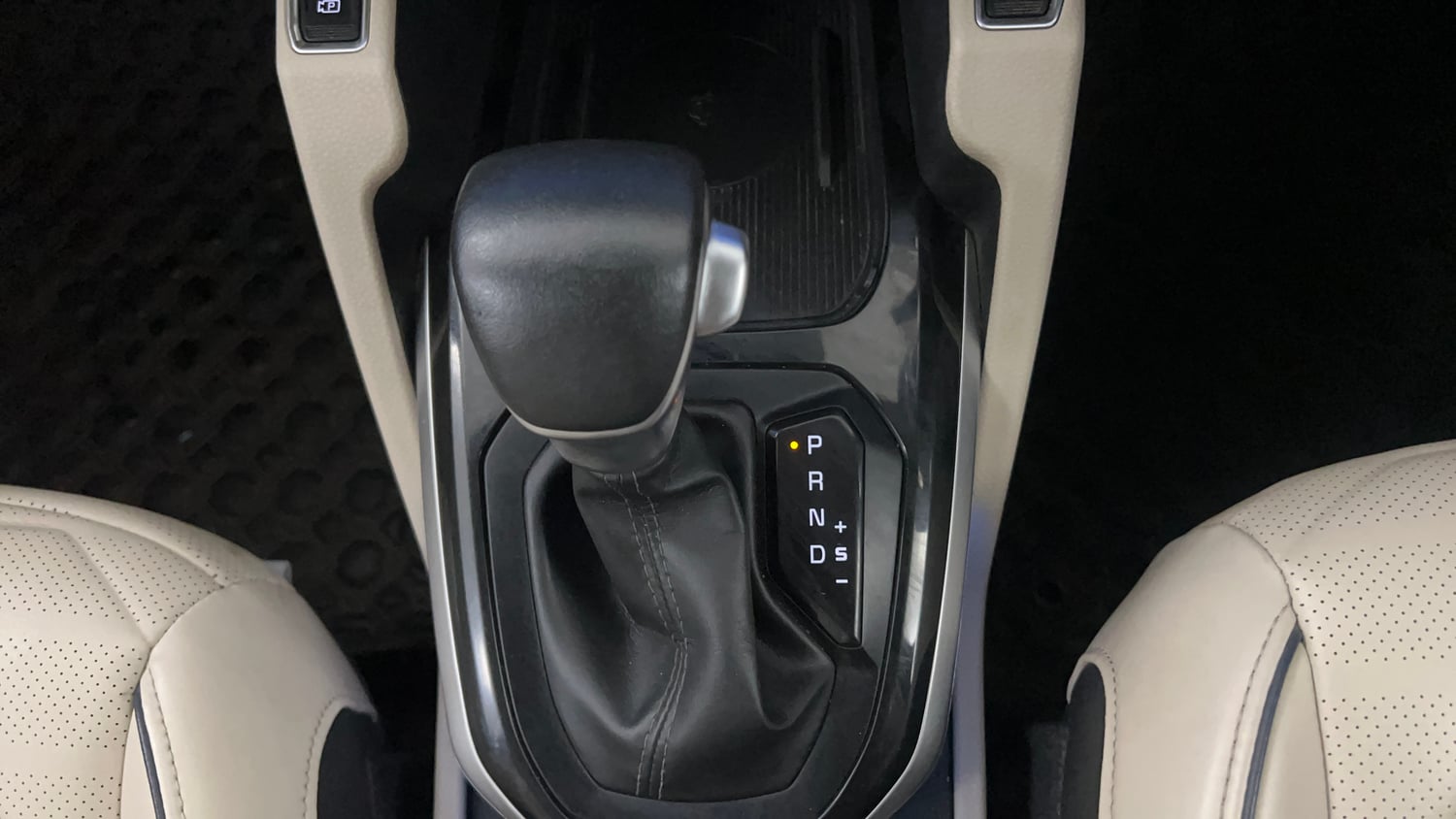 Used 2023 Kia Carens Luxury Plus 1.5 Diesel AT 7 STR Diesel Automatic interior GEAR  KNOB VIEW