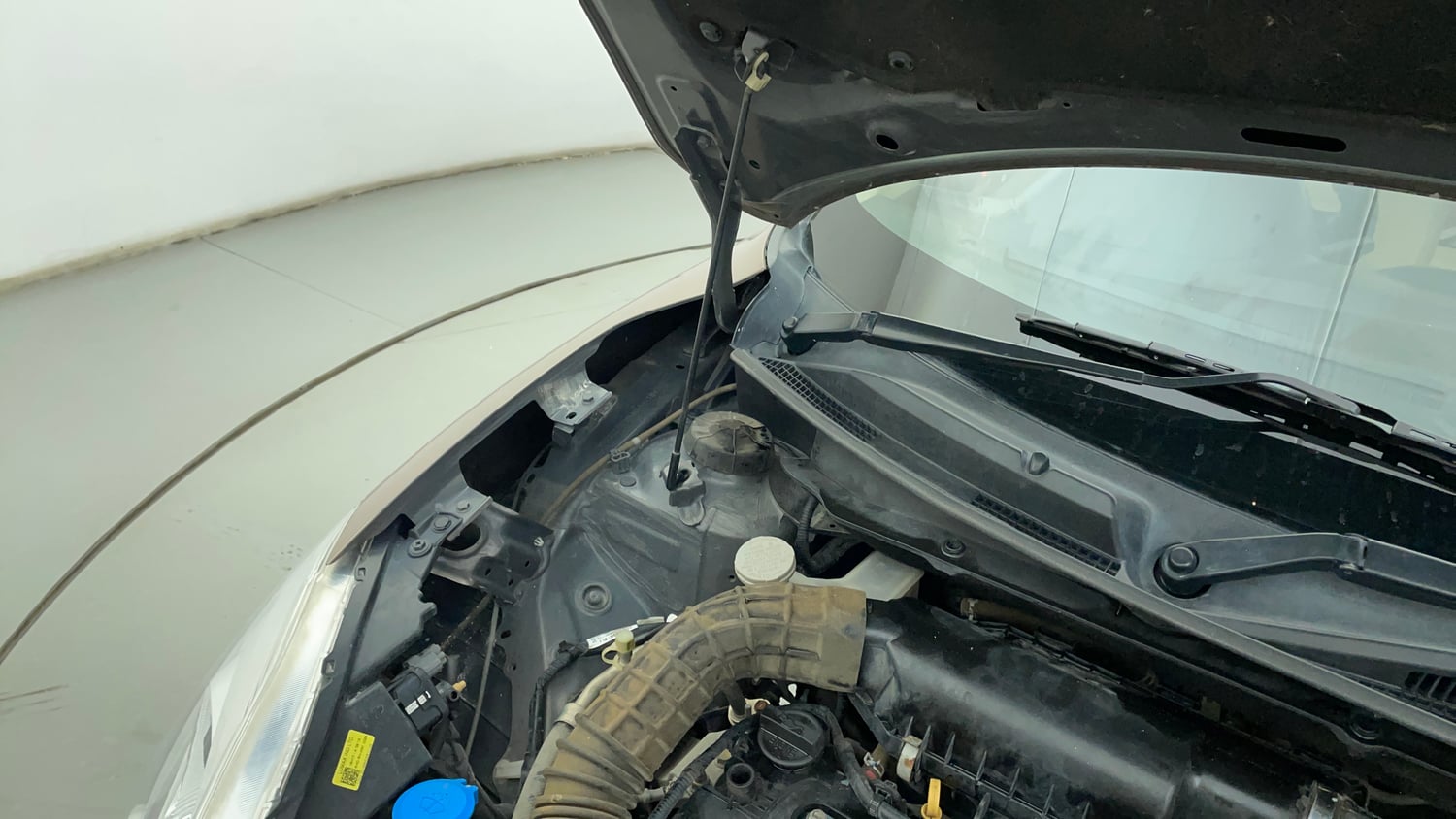 Used 2017 Maruti Suzuki Dzire VXi Petrol Manual engine ENGINE RIGHT SIDE HINGE & APRON VIEW