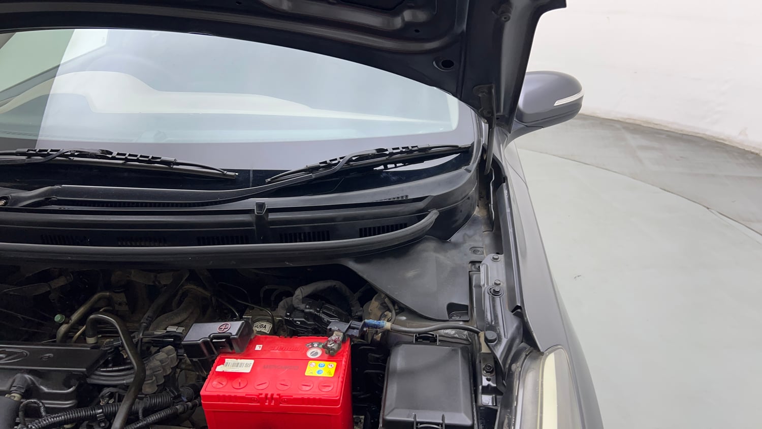 Used 2017 Hyundai Elite i20 Sportz 1.2 Petrol Manual engine ENGINE LEFT SIDE HINGE & APRON VIEW