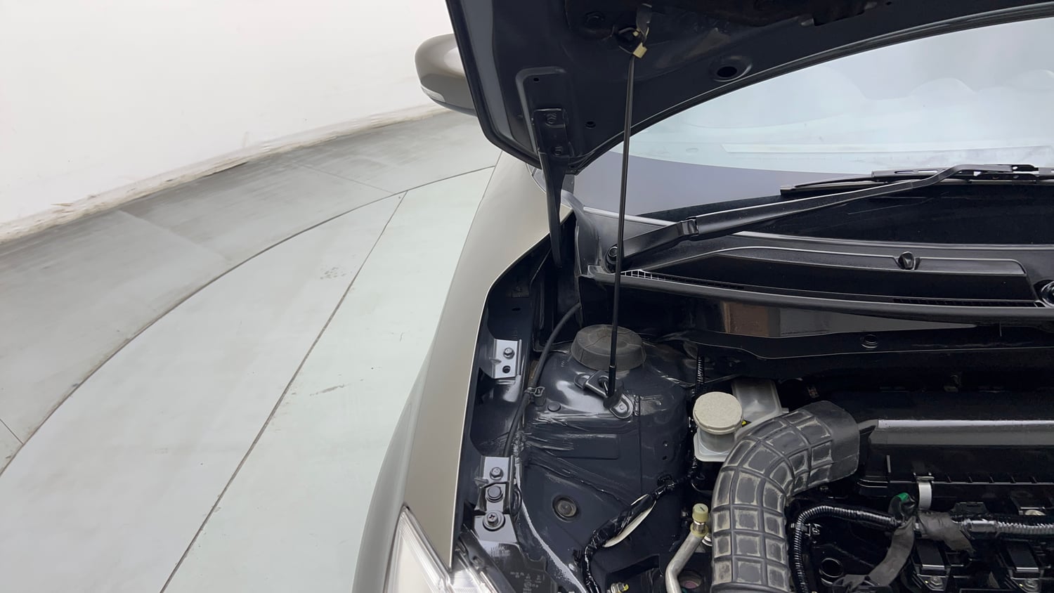 Used 2021 Maruti Suzuki Swift VXi Petrol Manual engine ENGINE RIGHT SIDE HINGE & APRON VIEW