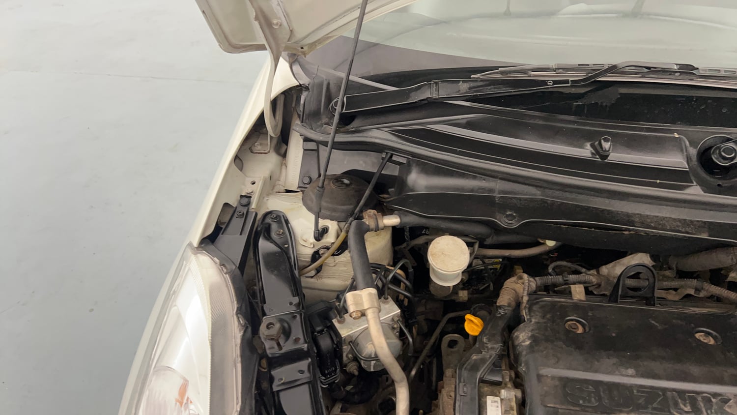 Used 2016 Maruti Suzuki Swift VDi Diesel Manual engine ENGINE RIGHT SIDE HINGE & APRON VIEW