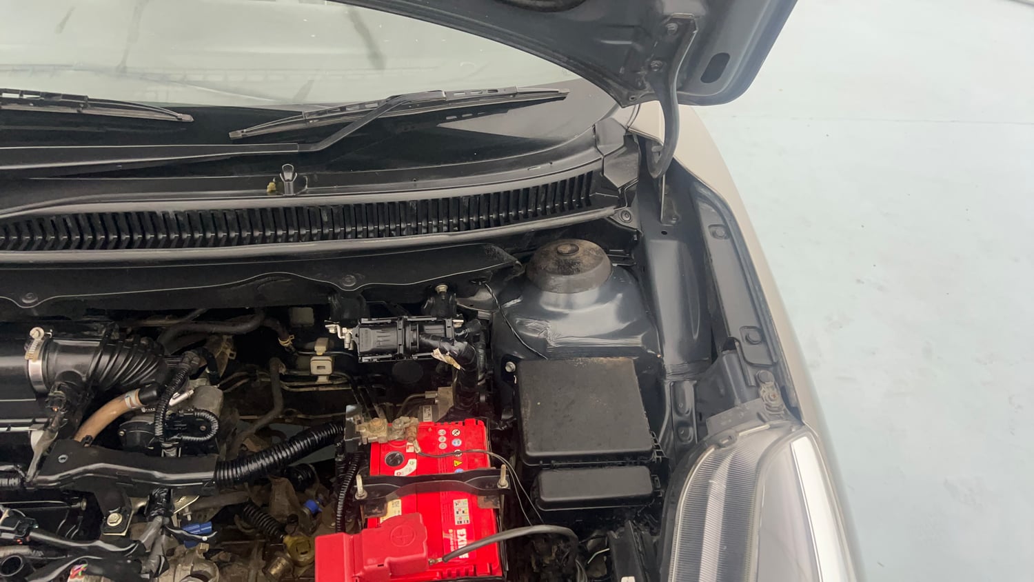 Used 2019 Maruti Suzuki Baleno Delta Petrol Manual engine ENGINE LEFT SIDE HINGE & APRON VIEW