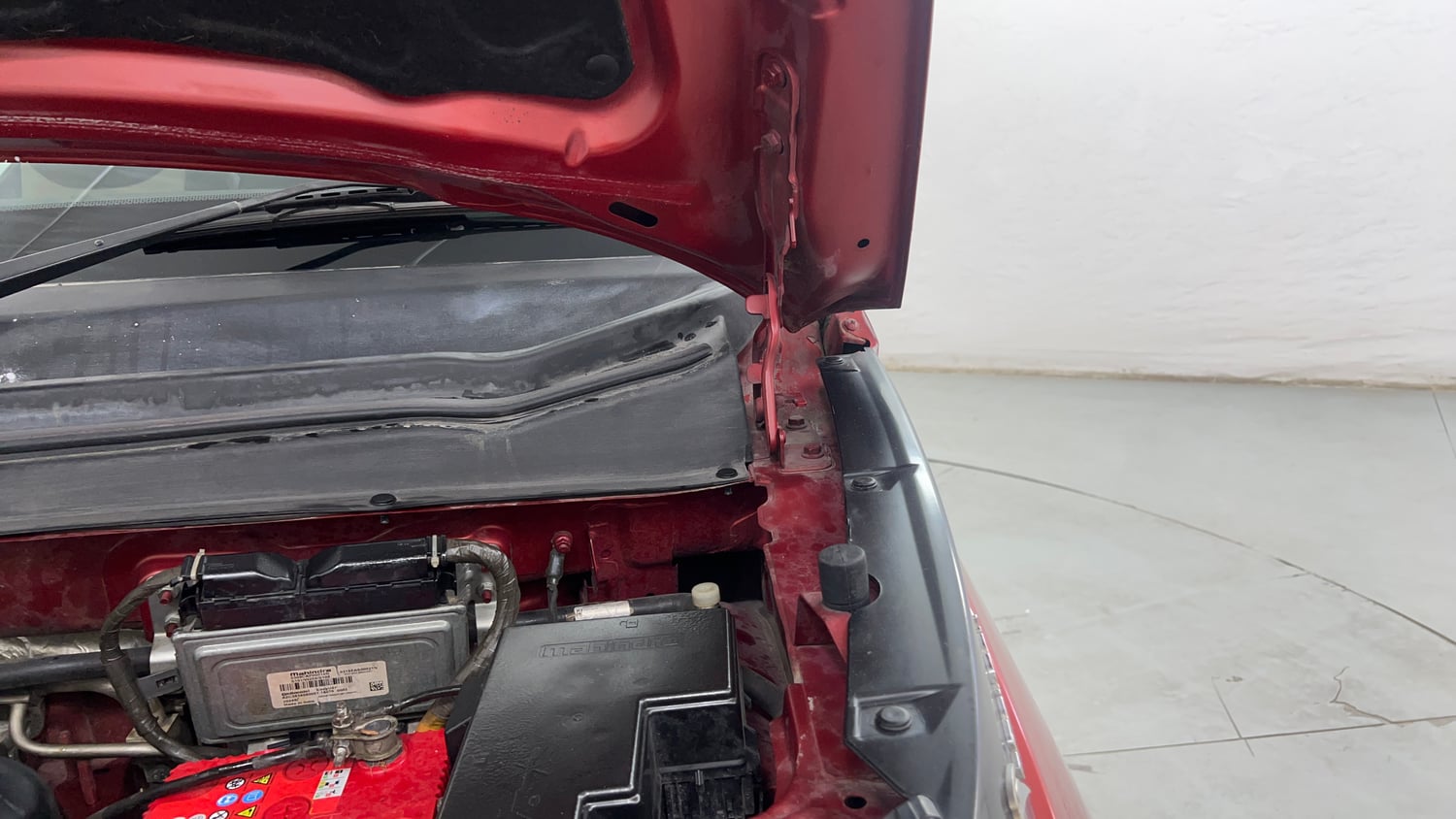 Used 2018 Mahindra KUV100 NXT K8 6 STR Petrol Manual engine ENGINE LEFT SIDE HINGE & APRON VIEW
