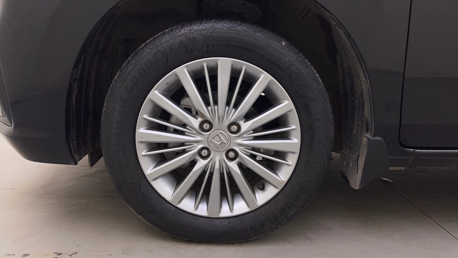 Used 2025 Honda Amaze VX 1.2 Petrol CVT Petrol Automatic tyres LEFT FRONT TYRE RIM VIEW