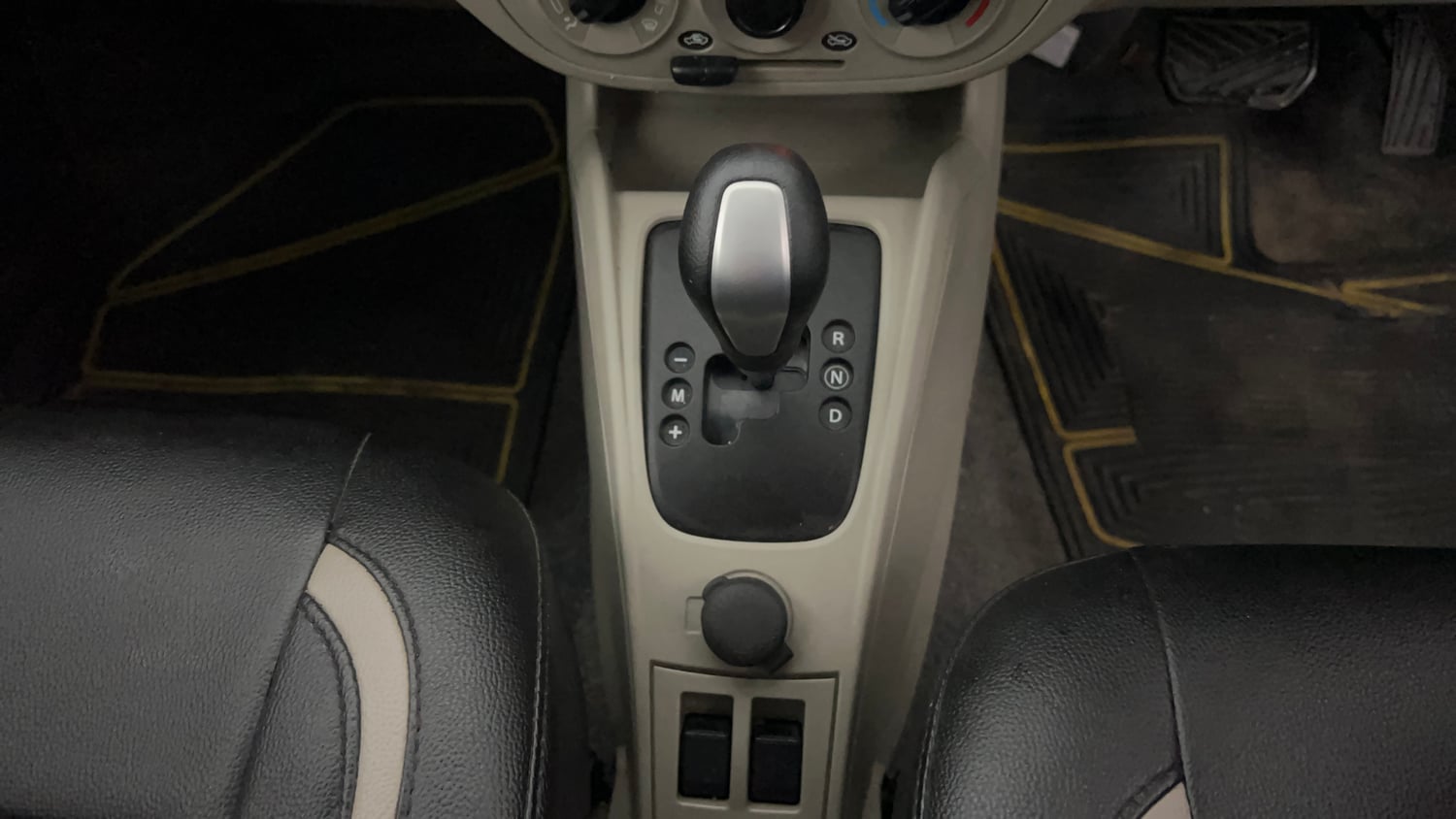 Used 2020 Tata Tiago XT Petrol Manual interior GEAR  KNOB VIEW