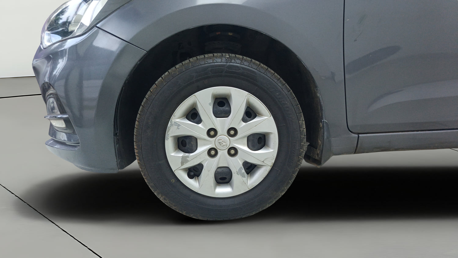 Used 2018 Hyundai Elite i20 Sportz 1.2 Petrol Manual tyres LEFT FRONT TYRE RIM VIEW