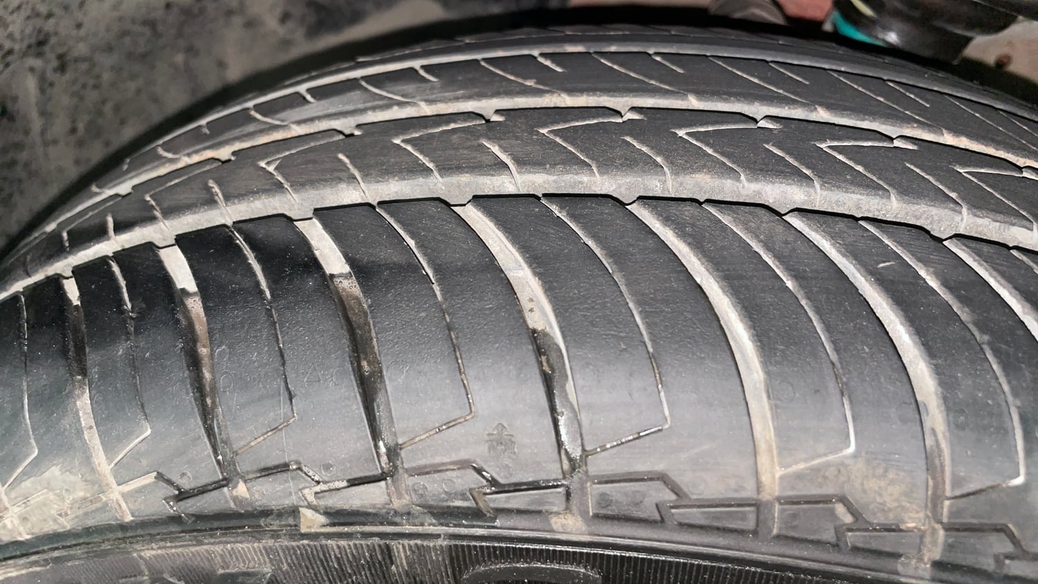 Used 2017 Maruti Suzuki Ignis Zeta 1.2 AMT Petrol Automatic tyres LEFT FRONT TYRE TREAD VIEW