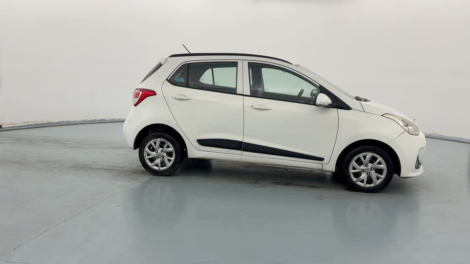Used 2018 Hyundai Grand i10 Sportz (O) U2 1.2 CRDi Diesel Manual exterior RIGHT SIDE VIEW
