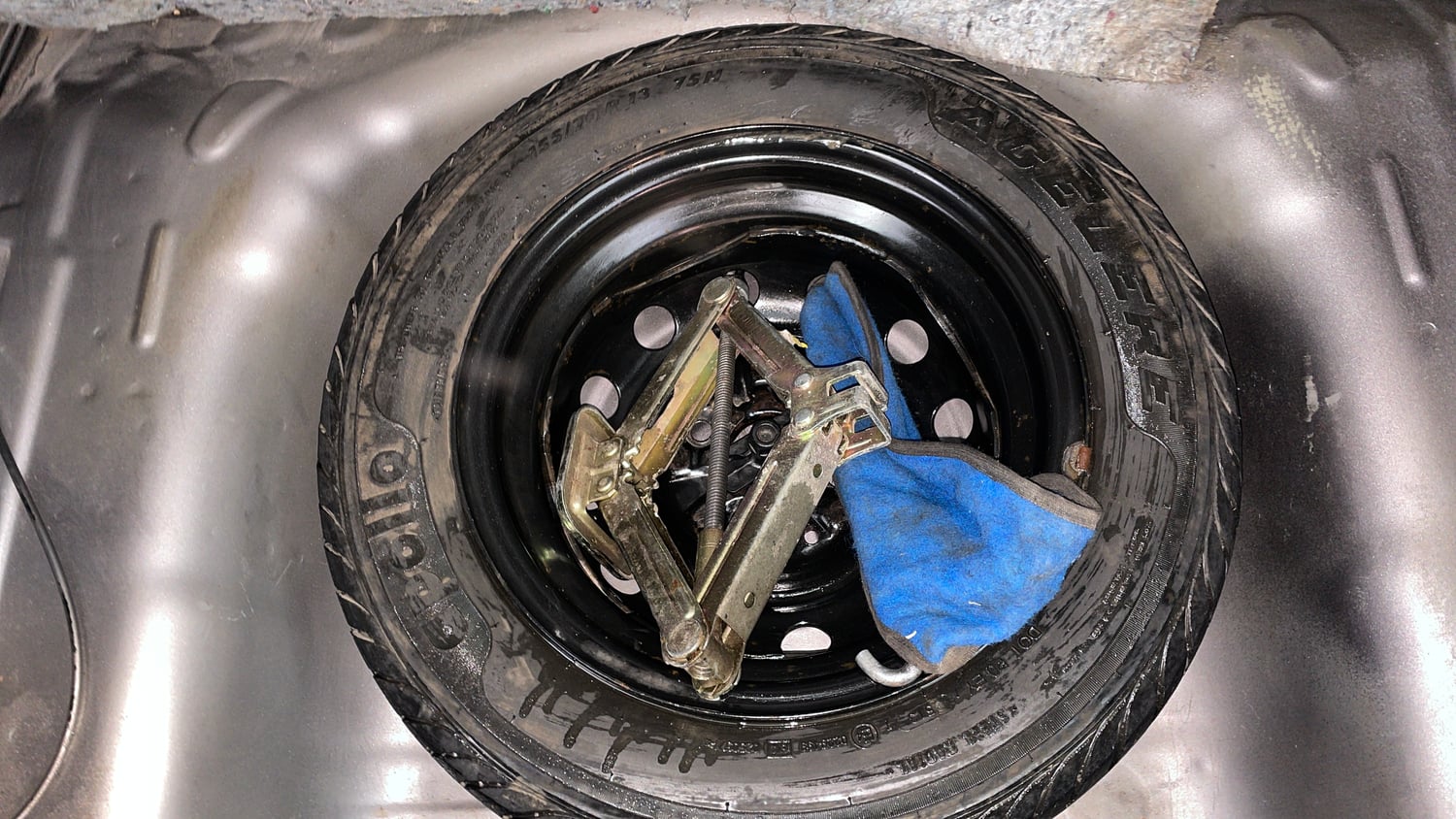 Used 2013 Hyundai Eon Magna Petrol Manual tyres SPARE TYRE VIEW