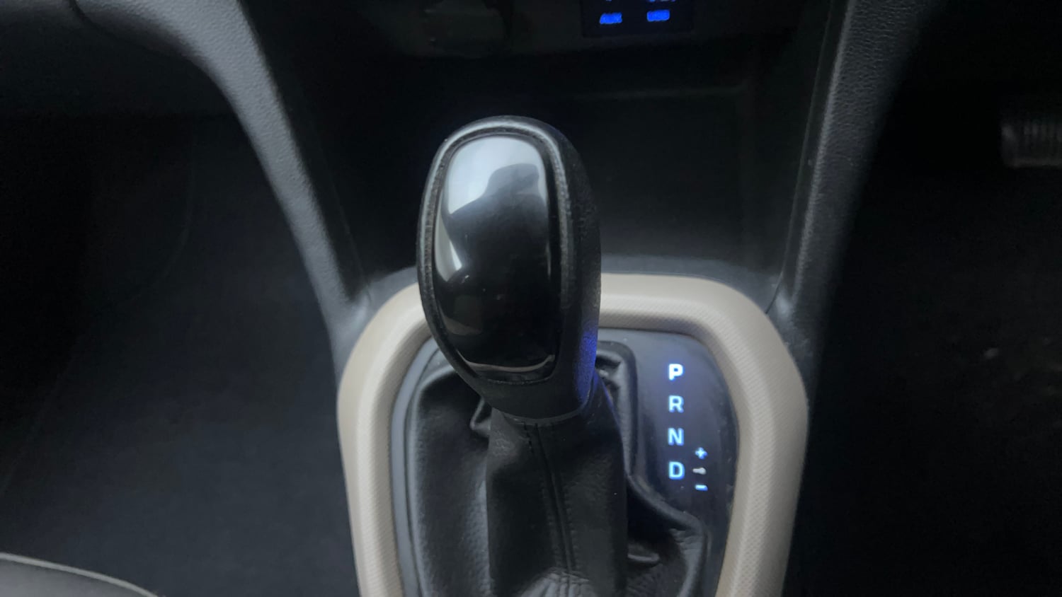 Used 2017 Hyundai Grand i10 Sportz (O) AT 1.2 Kappa VTVT Petrol Automatic interior GEAR  KNOB VIEW