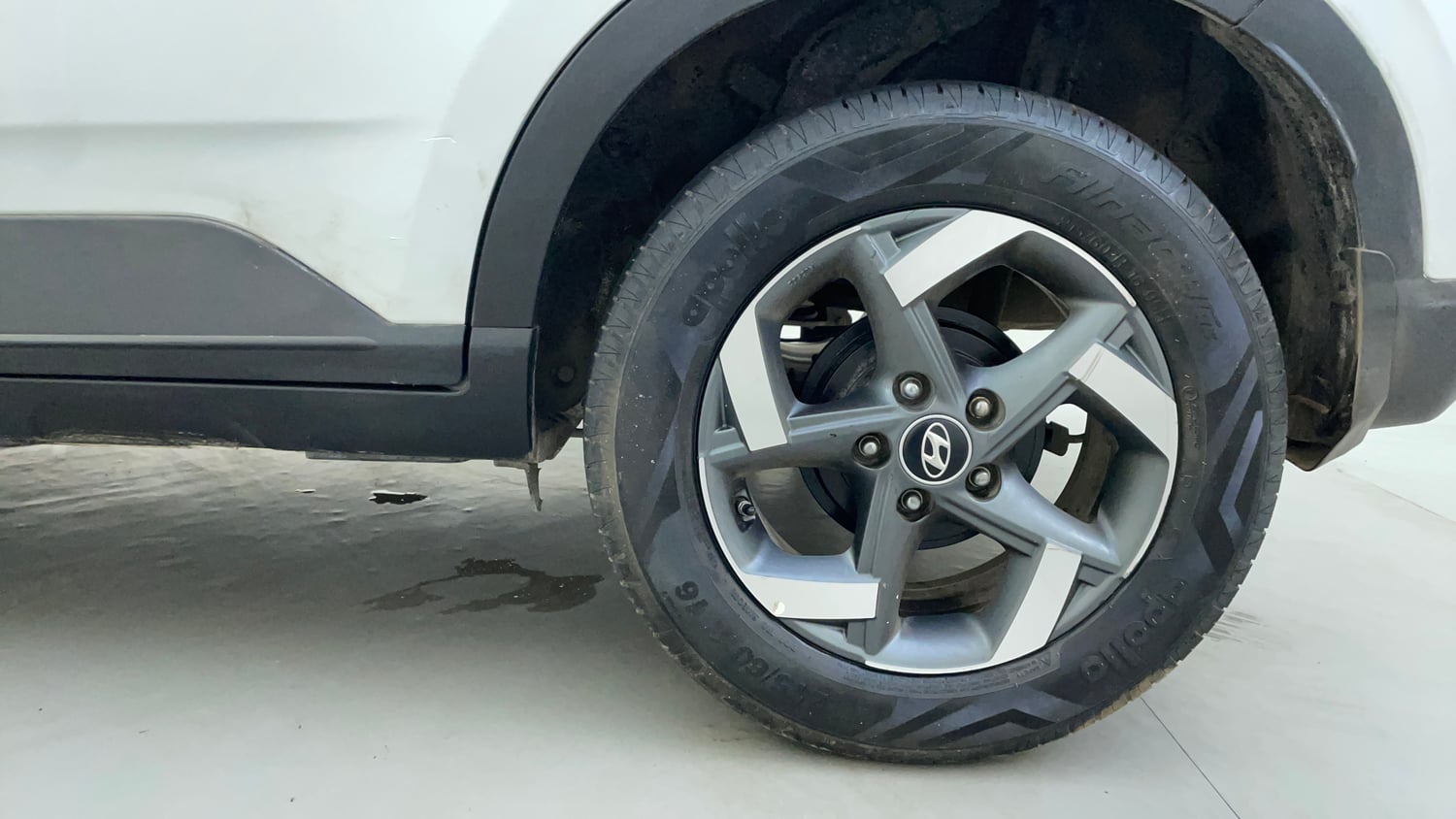 Used 2020 Hyundai Venue SX (O) 1.0 Turbo iMT Petrol Manual tyres LEFT REAR TYRE RIM VIEW