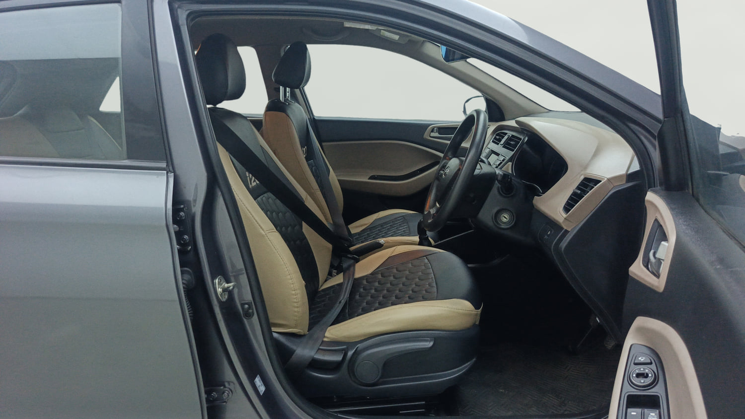 Used 2018 Hyundai Elite i20 Sportz 1.2 Petrol Manual interior RIGHT SIDE FRONT DOOR CABIN VIEW