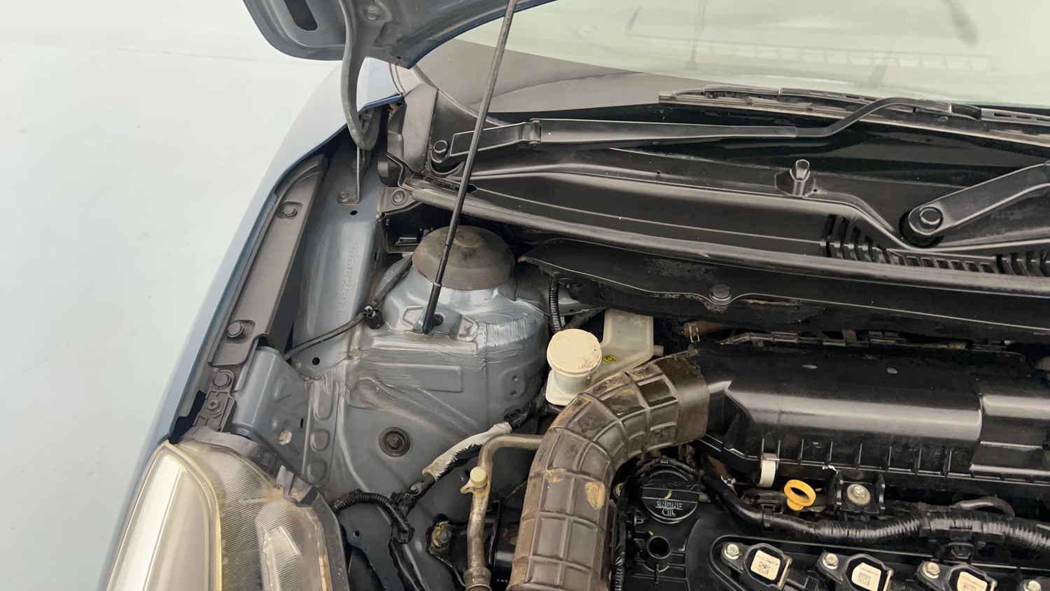 Used 2018 Maruti Suzuki Baleno Alpha 1.2 Petrol Manual engine ENGINE RIGHT SIDE HINGE & APRON VIEW