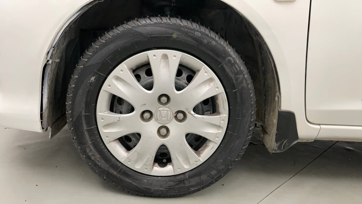 Used 2017 Honda Amaze 1.2 S i-VTEC Petrol Manual tyres LEFT FRONT TYRE RIM VIEW