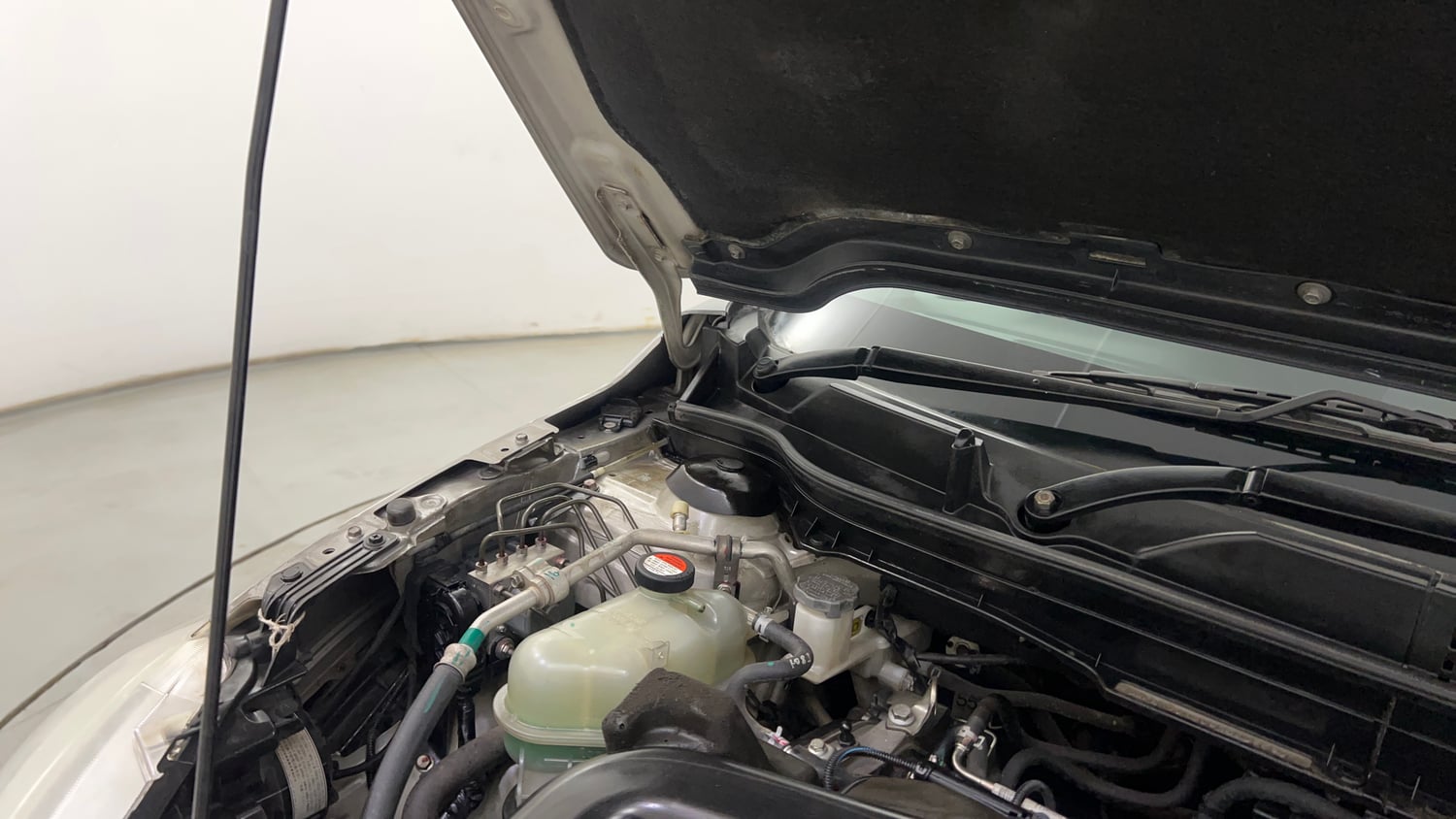 Used 2015 Maruti Suzuki S-Cross Alpha 1.6 Diesel Manual engine ENGINE RIGHT SIDE HINGE & APRON VIEW