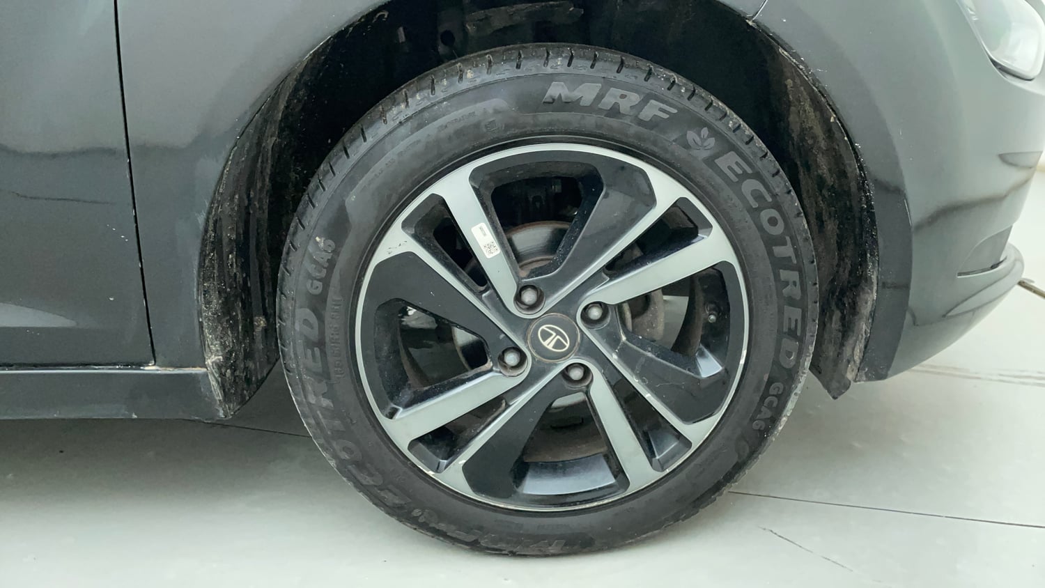 Used 2024 Tata Altroz XZ Plus (S) Dark Edition Petrol Manual tyres RIGHT FRONT TYRE RIM VIEW