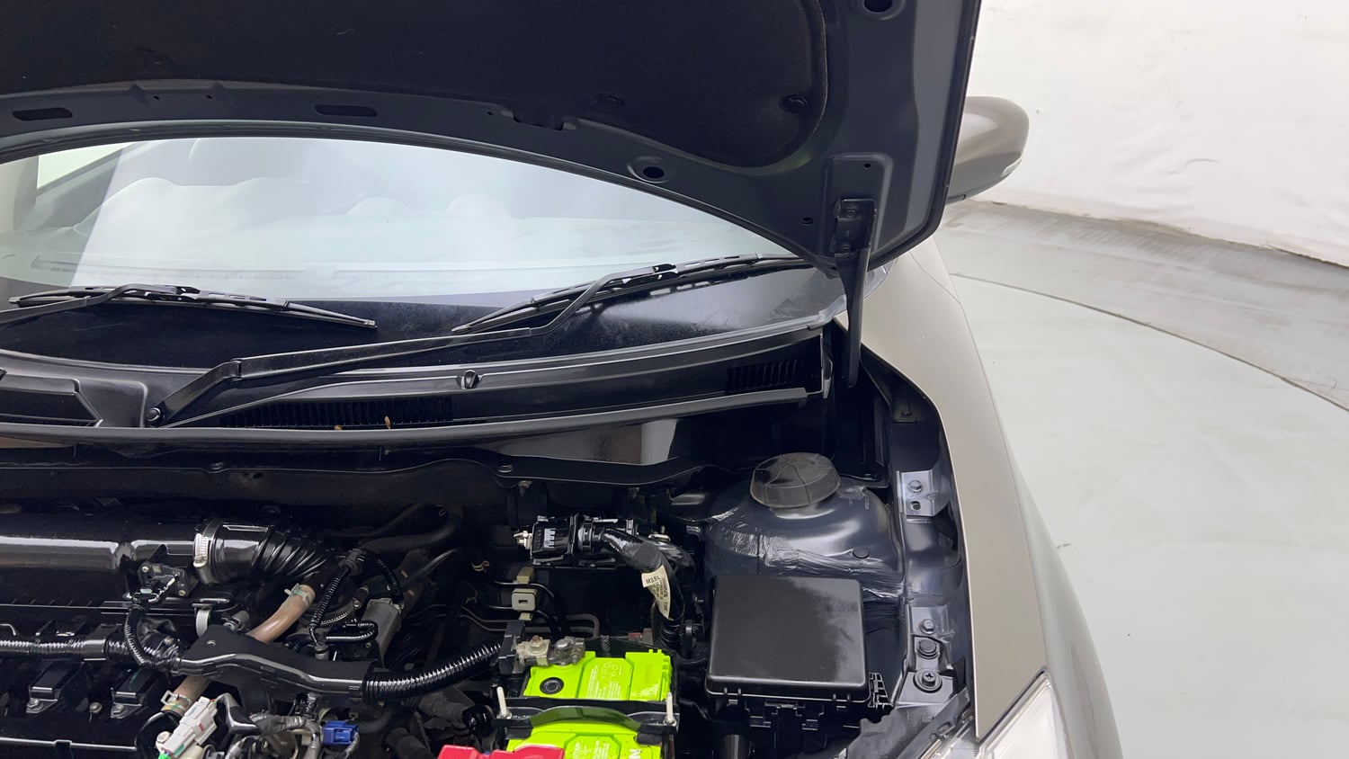 Used 2021 Maruti Suzuki Swift VXi Petrol Manual engine ENGINE LEFT SIDE HINGE & APRON VIEW