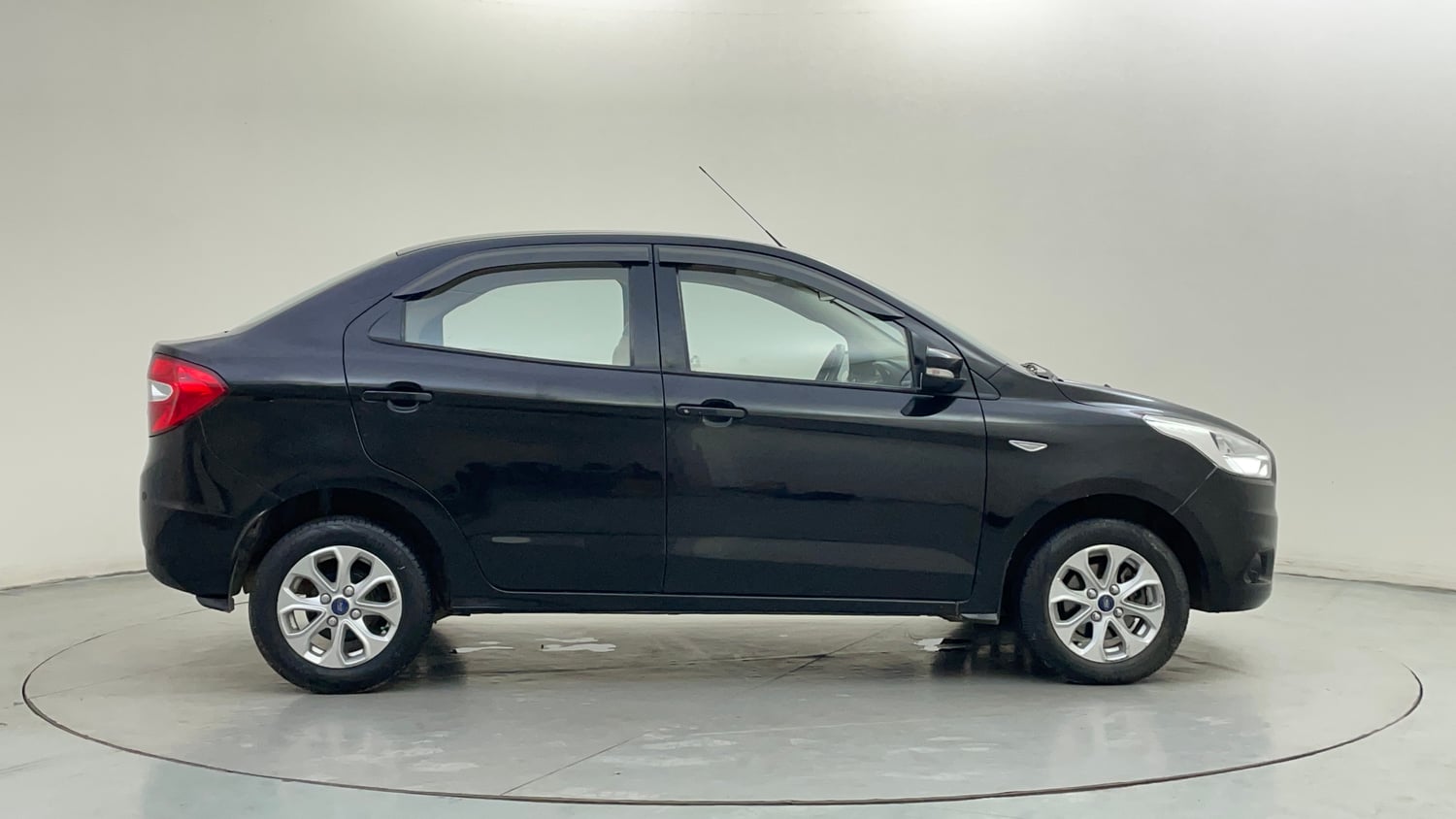 Used 2016 Ford Figo Aspire Titanium1.5 TDCi Diesel Manual exterior RIGHT SIDE VIEW