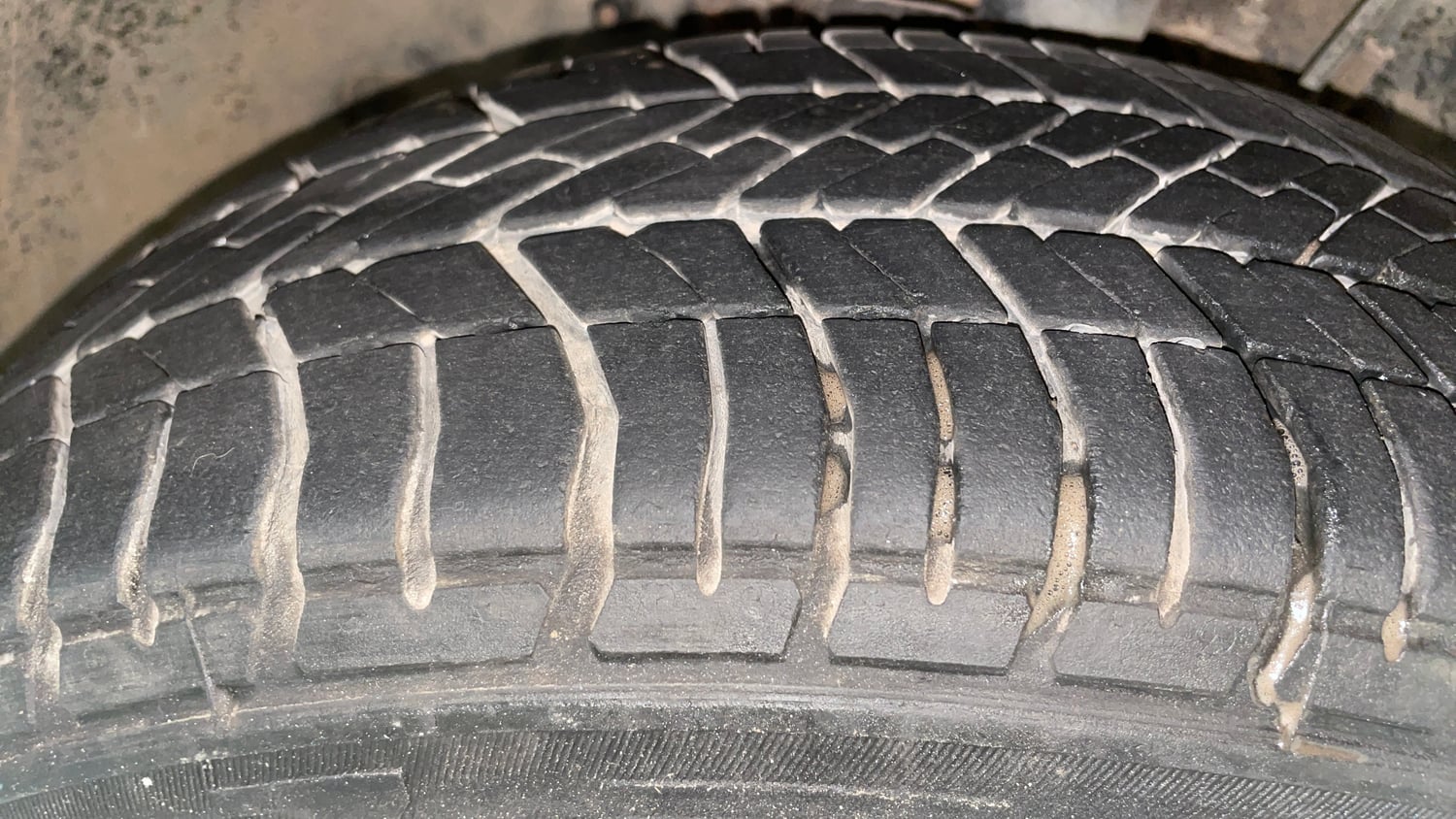 Used 2016 Tata Tiago Revotron XZ Petrol Manual tyres RIGHT FRONT TYRE TREAD VIEW