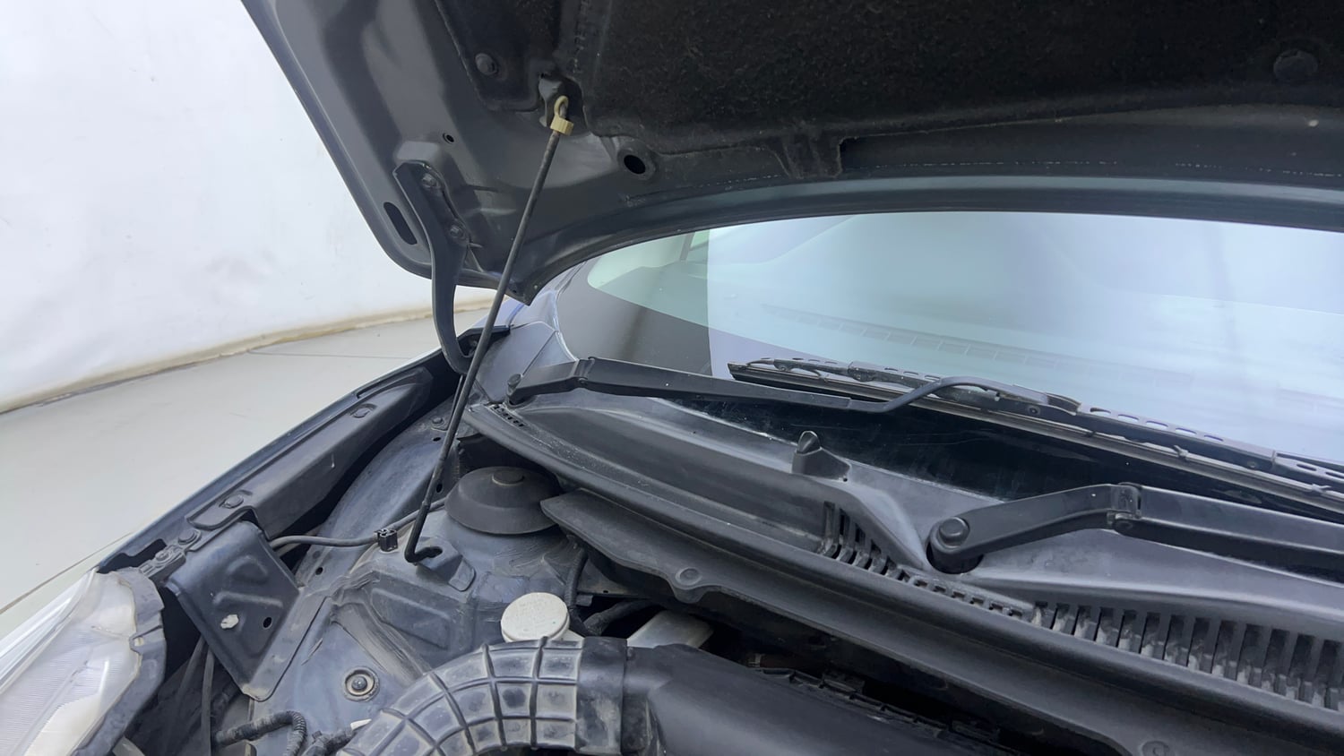 Used 2018 Maruti Suzuki Baleno Alpha 1.2 Petrol Manual engine ENGINE RIGHT SIDE HINGE & APRON VIEW
