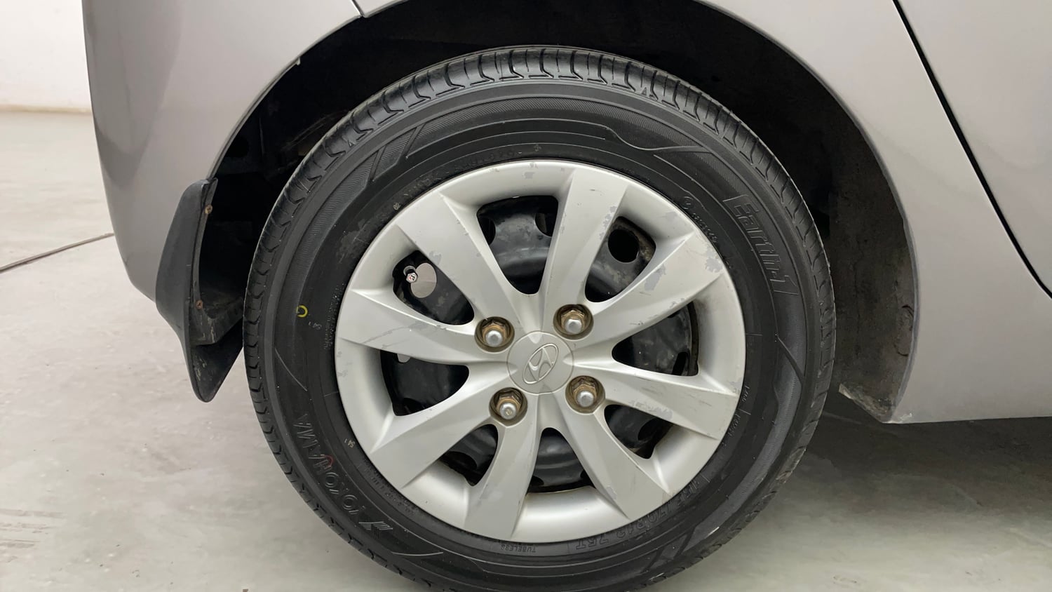 Used 2013 Hyundai Eon Magna Petrol Manual tyres RIGHT REAR TYRE RIM VIEW