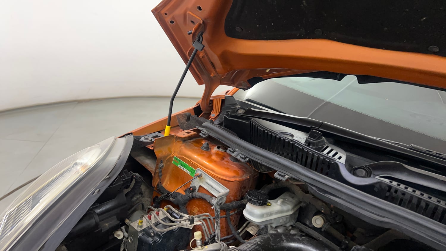 Used 2018 Tata Nexon XE Petrol Manual engine ENGINE RIGHT SIDE HINGE & APRON VIEW