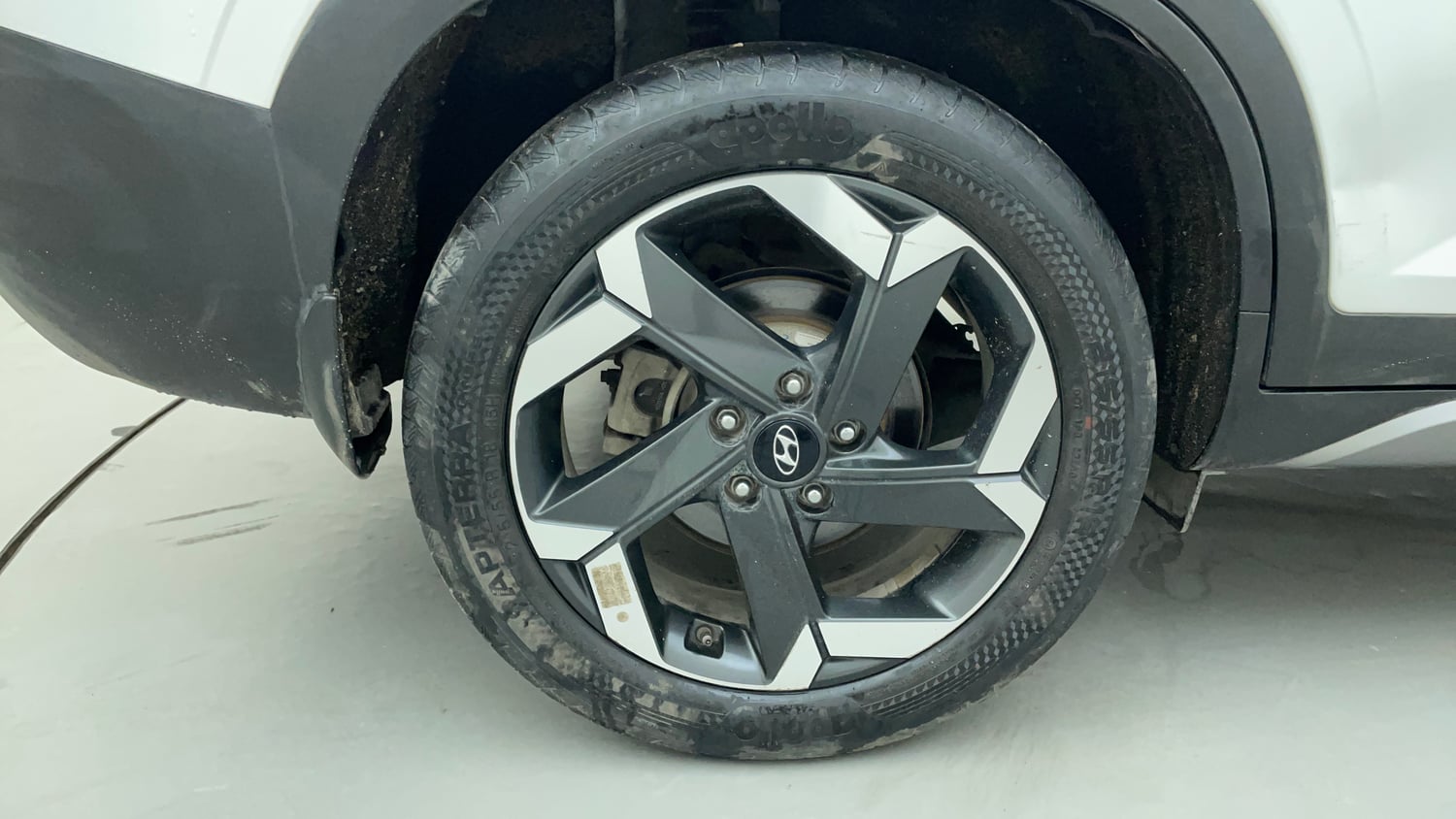 Used 2022 Hyundai Alcazar Signature 6 STR 2.0 Petrol Petrol Manual tyres RIGHT REAR TYRE RIM VIEW