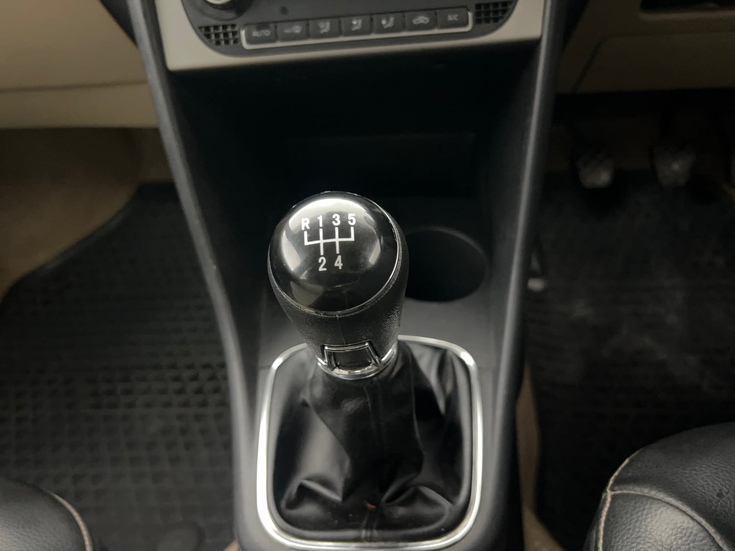 Used 2014 Volkswagen Polo Highline1.2L (P) Petrol Manual interior GEAR  KNOB VIEW