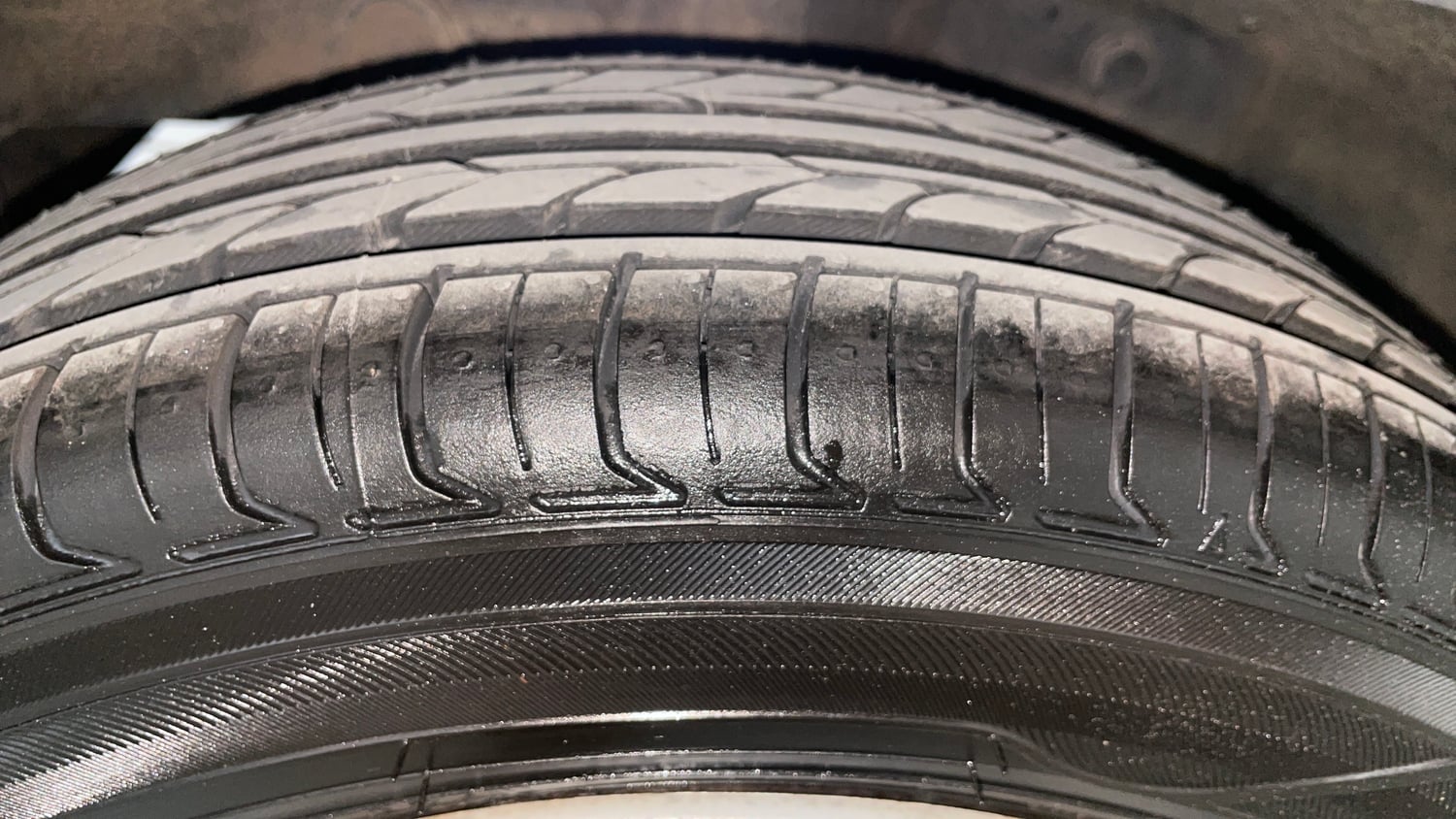 Used 2013 Hyundai Eon Magna Petrol Manual tyres RIGHT REAR TYRE TREAD VIEW