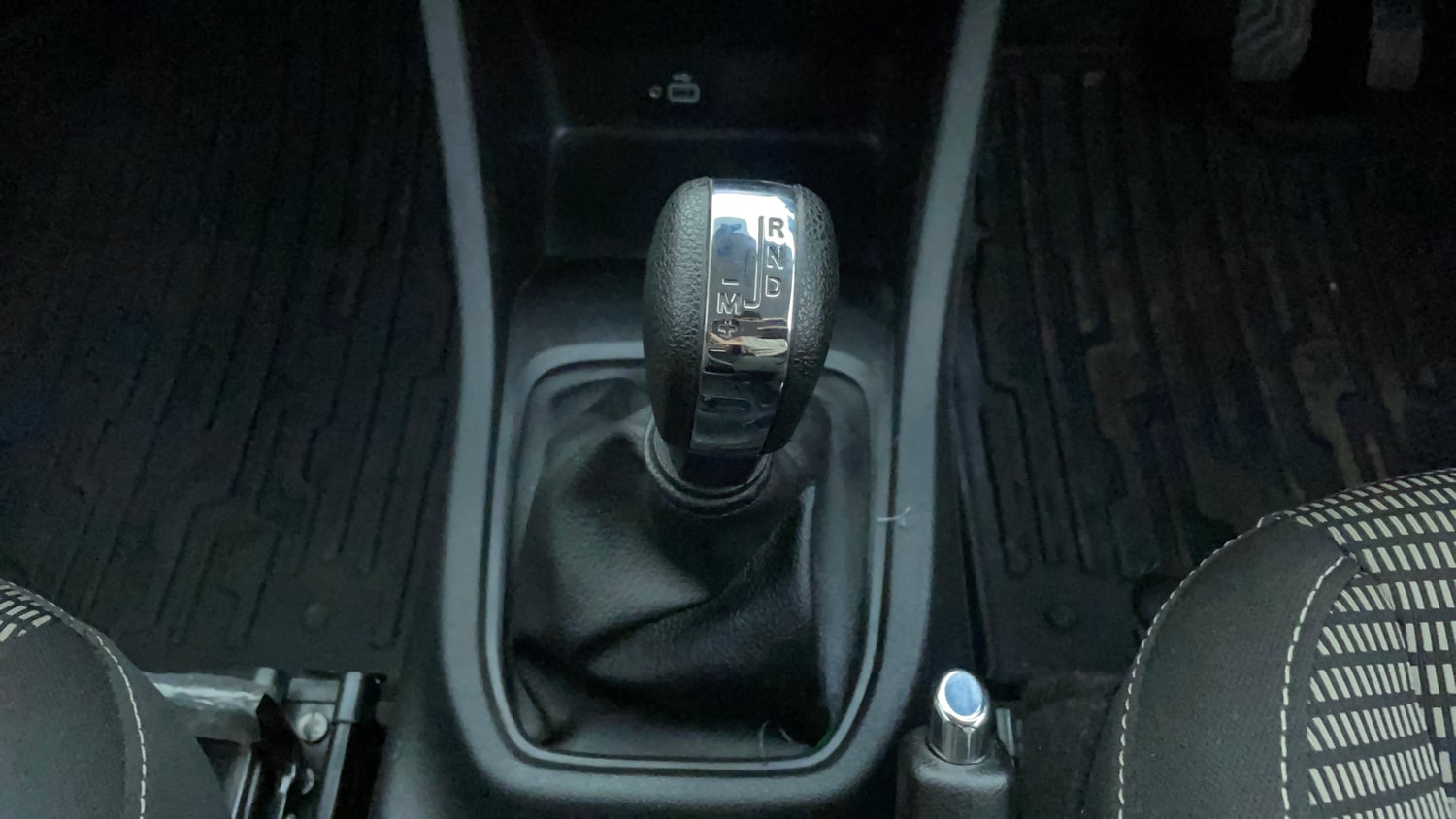 Used 2023 Renault Triber RXZ EASY-R AMT Petrol Automatic interior GEAR  KNOB VIEW