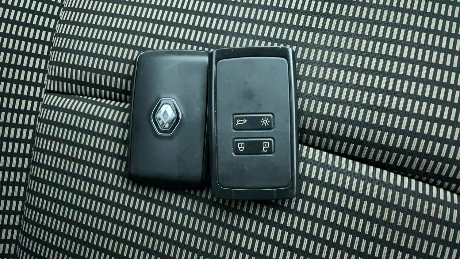 Used 2023 Renault Triber RXZ EASY-R AMT Petrol Automatic extra CAR KEY VIEW