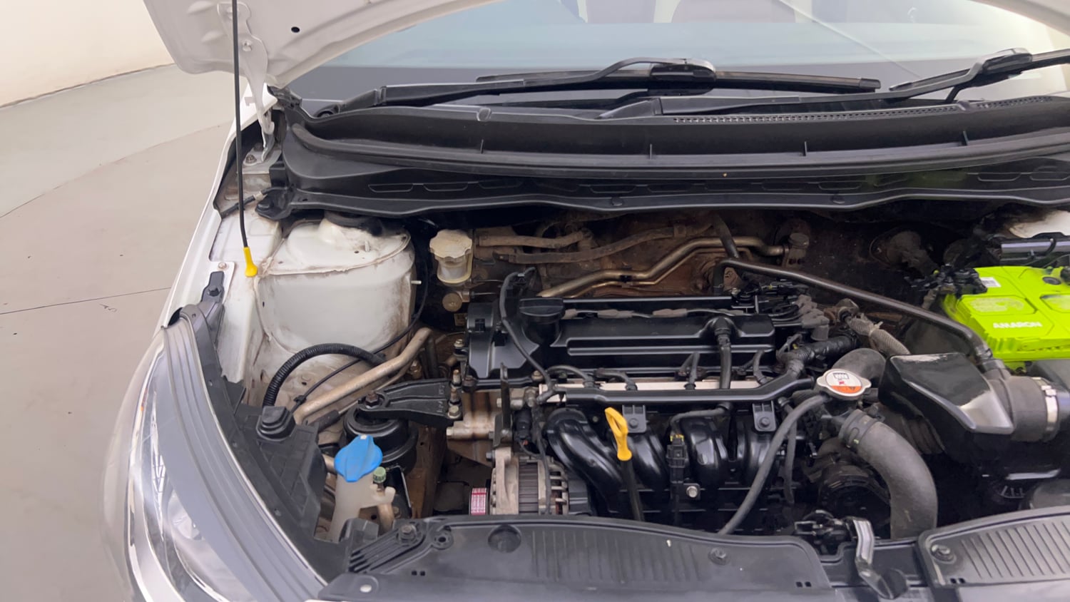 Used 2012 Hyundai i20 Sportz 1.2 Petrol Manual engine ENGINE RIGHT SIDE HINGE & APRON VIEW