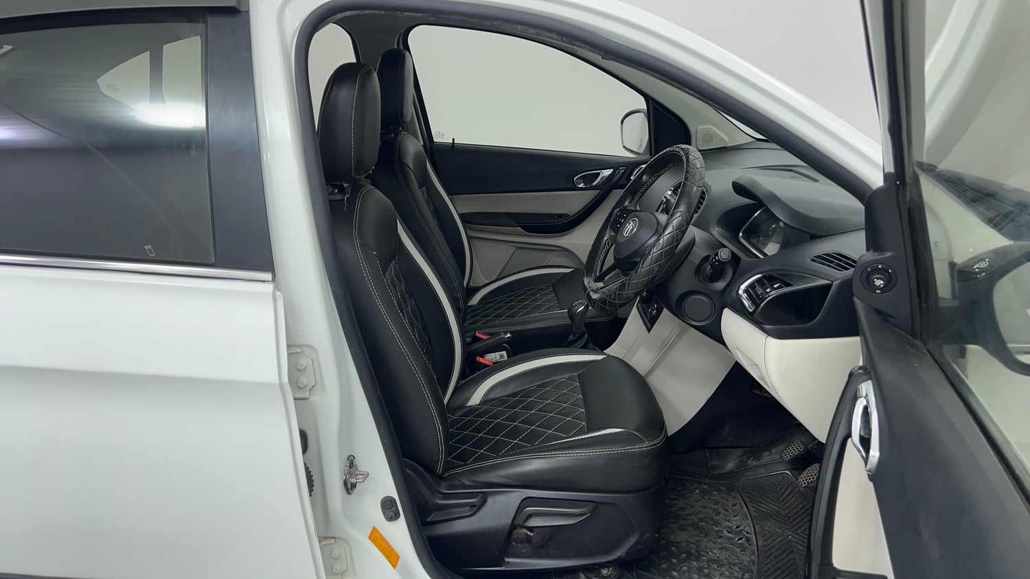 Used 2022 Tata Tigor XZ Plus CNG Cng Manual interior RIGHT SIDE FRONT DOOR CABIN VIEW