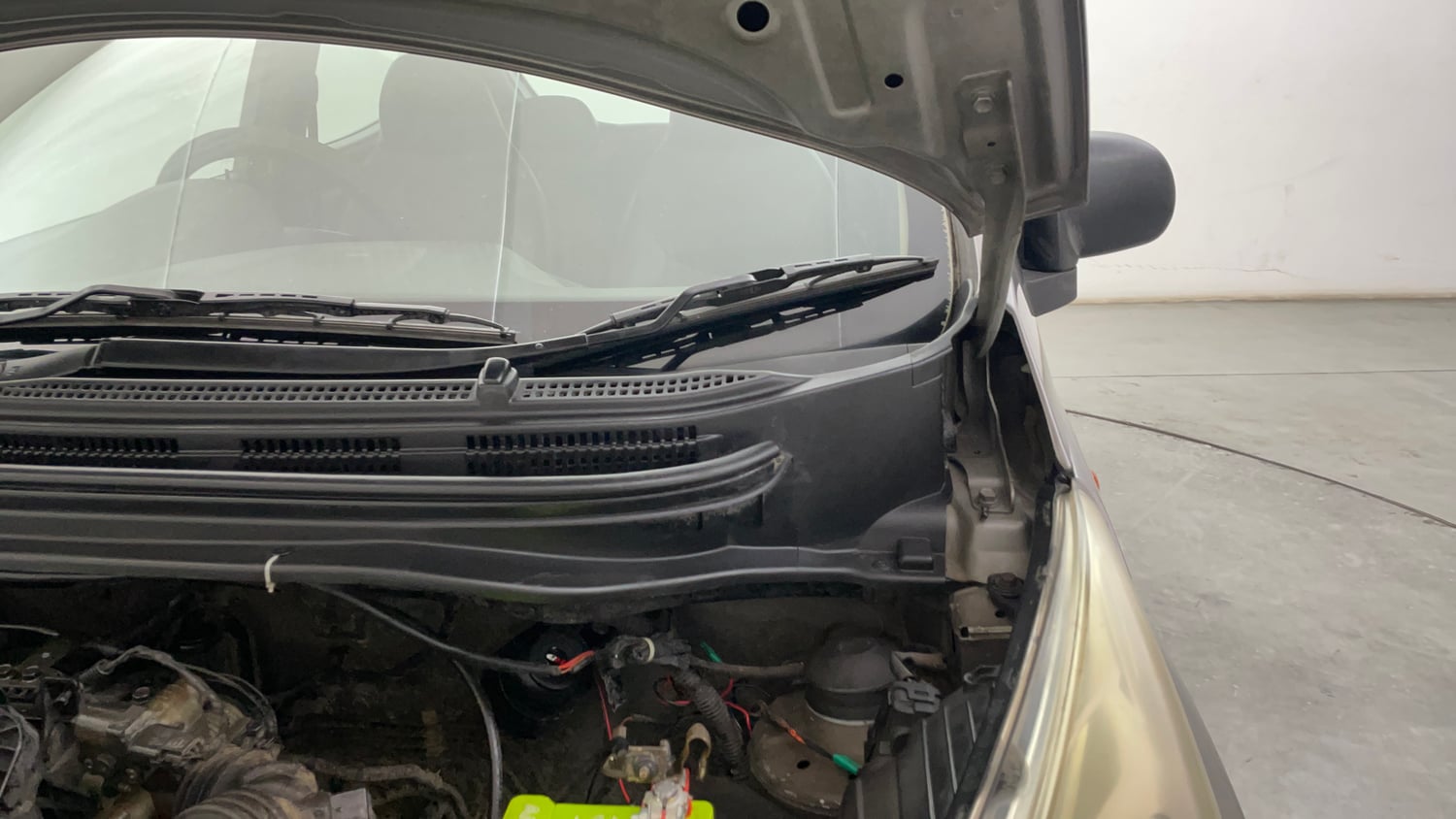 Used 2013 Hyundai Eon Magna Petrol Manual engine ENGINE LEFT SIDE HINGE & APRON VIEW