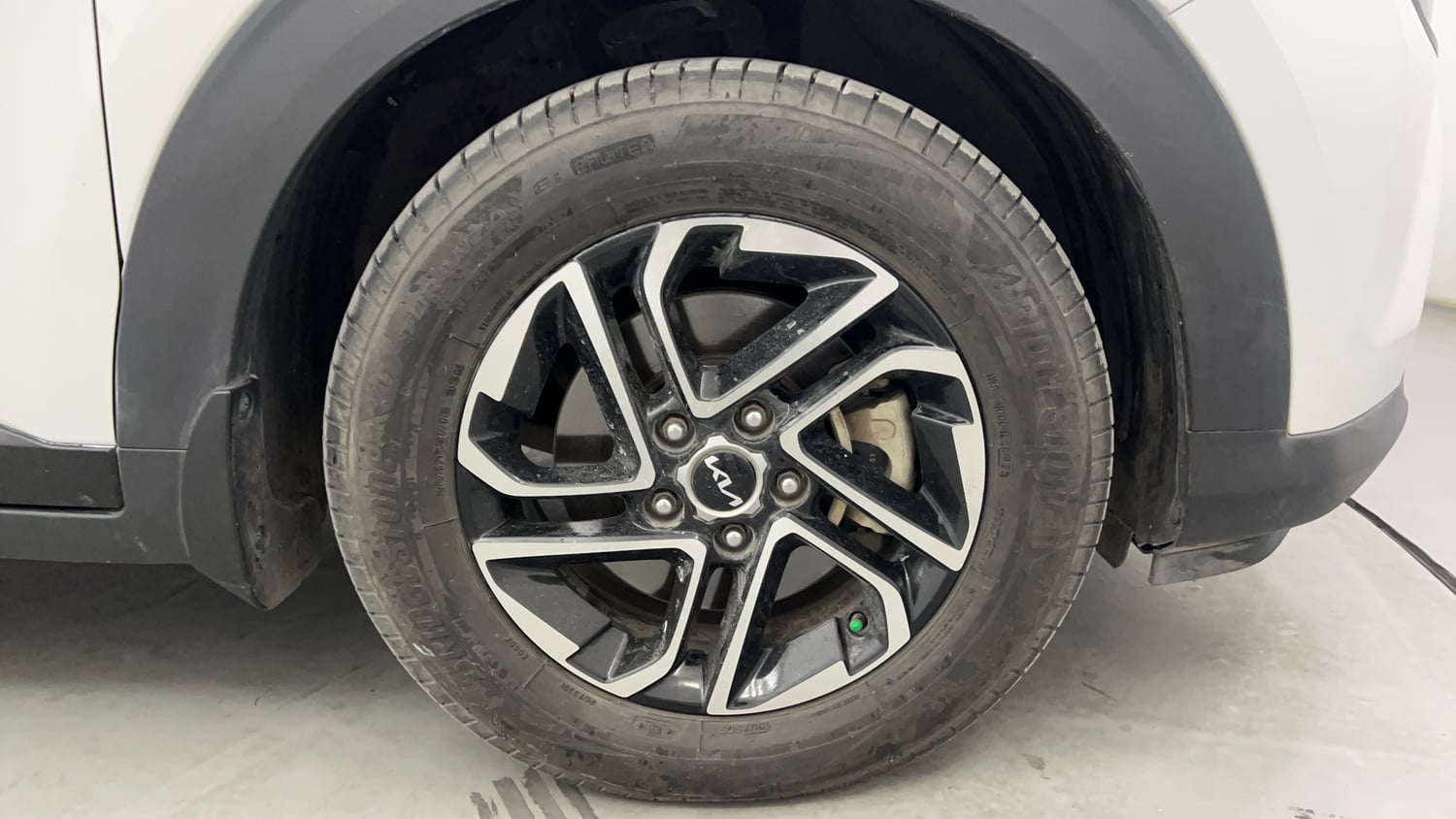 Used 2023 Kia Carens Luxury Plus 1.5 Diesel AT 7 STR Diesel Automatic tyres RIGHT FRONT TYRE RIM VIEW