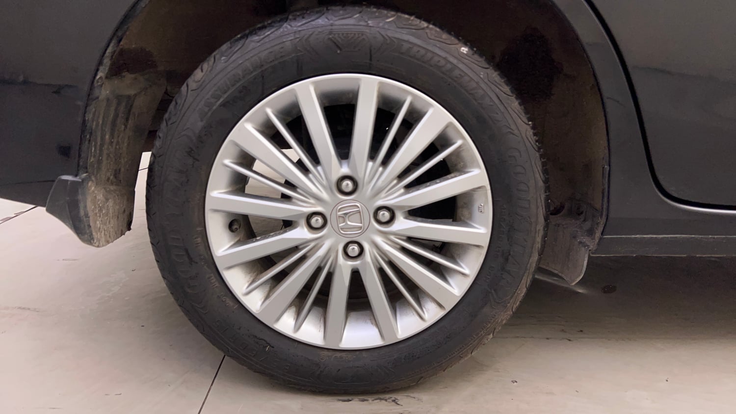 Used 2025 Honda Amaze VX 1.2 Petrol CVT Petrol Automatic tyres RIGHT REAR TYRE RIM VIEW