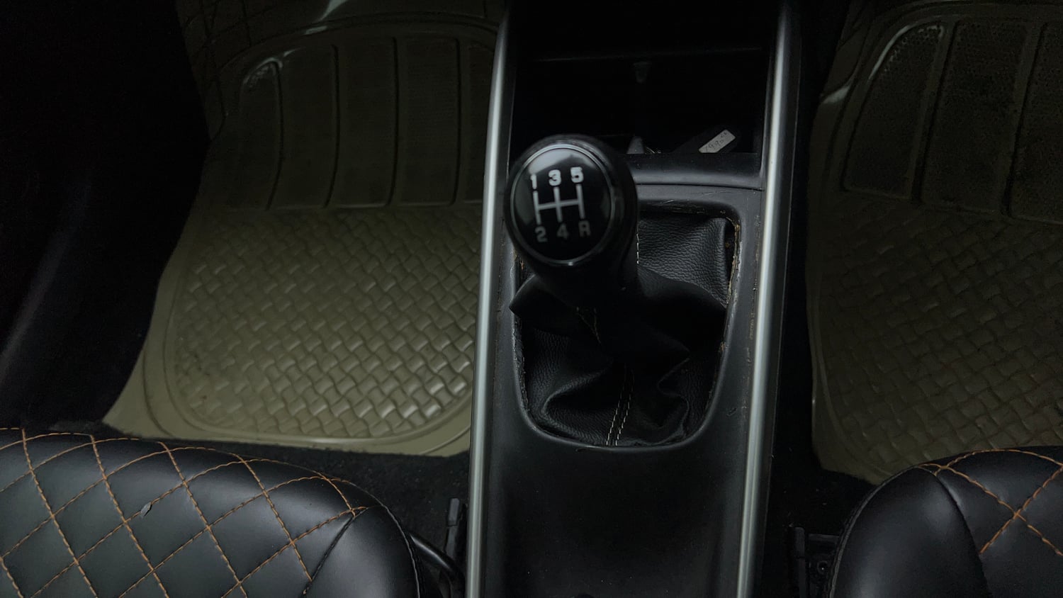 Used 2016 Maruti Suzuki Baleno Alpha 1.2 Petrol Manual interior GEAR  KNOB VIEW