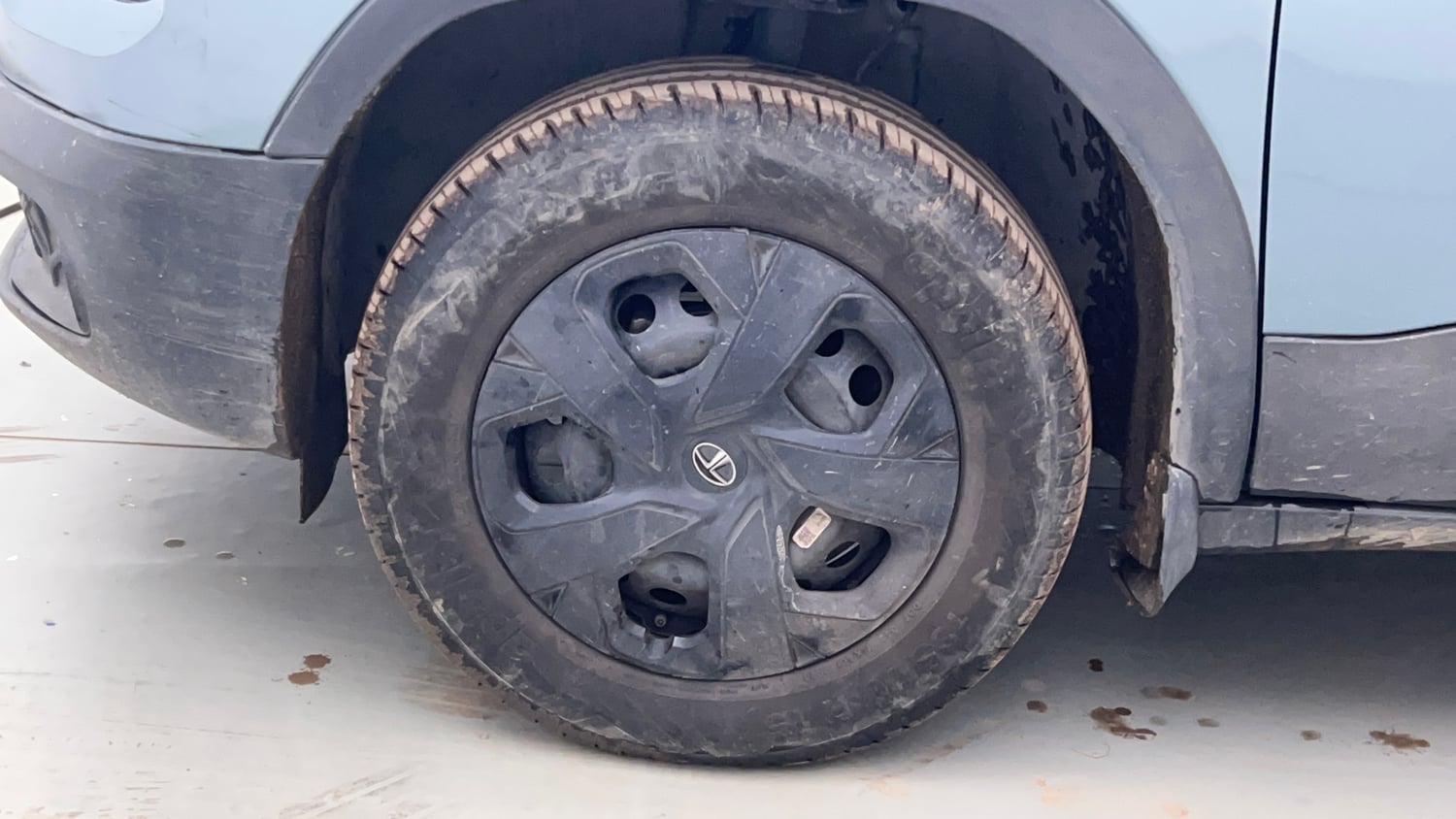 Used 2023 Tata Punch Adventure AMT Petrol Automatic tyres LEFT FRONT TYRE RIM VIEW